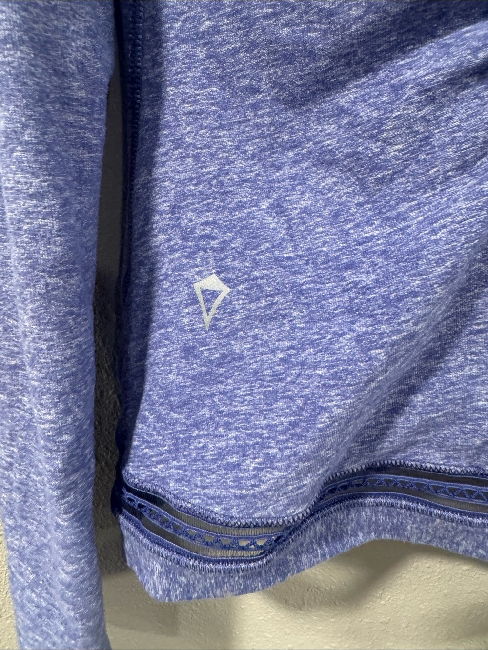 Ivivia Girls Lululemon Own the move twist top - Picture 4 of 6